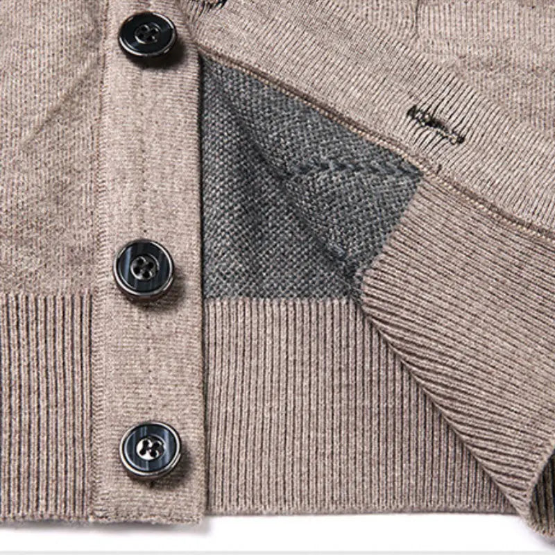 Cardigan Masculino Executivo Romenzi RZ642 em detalhe, peça sofisticada em lã e poliéster, ideal para compor looks profissionais e formais com elegância.