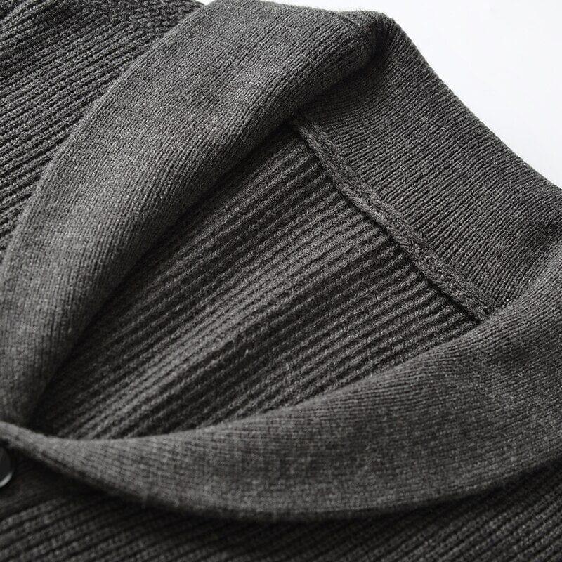 Cardigan Masculino Gola em V Romenzi RZ644 em detalhe, peça elegante confeccionada em lã merino, acrílico e nylon, ideal para looks casuais ou formais.