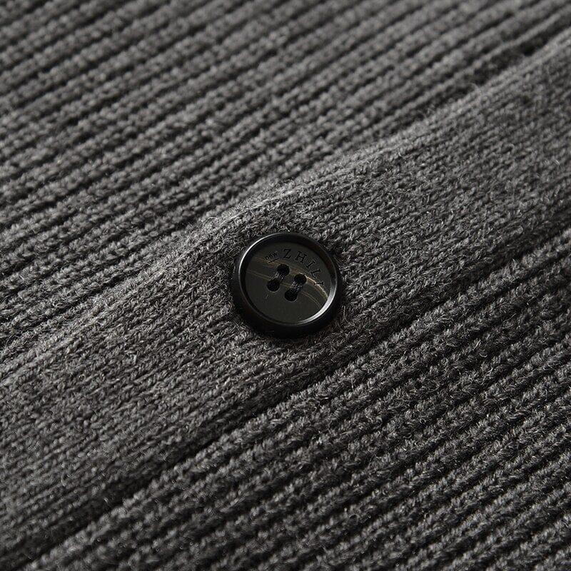 Cardigan Masculino Gola em V Romenzi RZ644 em detalhe, peça elegante confeccionada em lã merino, acrílico e nylon, ideal para looks casuais ou formais.
