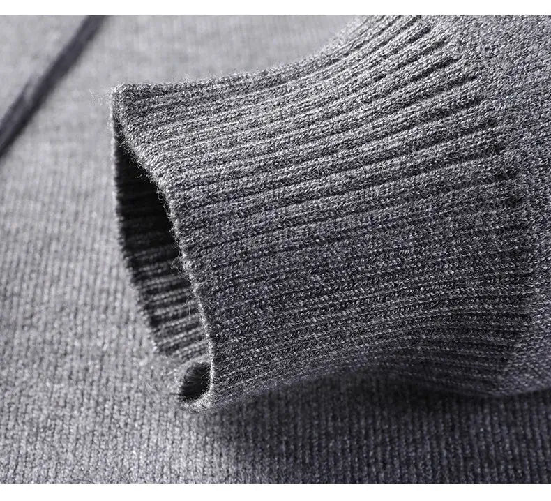 Cardigan Masculino Gola V Romenzi RZ645 em detalhe, peça sofisticada e resistente, com design em gola V que garante estilo moderno e versátil.