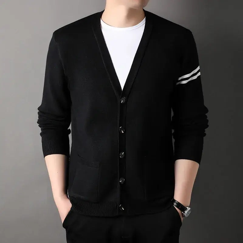 Cardigan Masculino Gola V Romenzi RZ645 em detalhe, peça sofisticada e resistente, com design em gola V que garante estilo moderno e versátil.