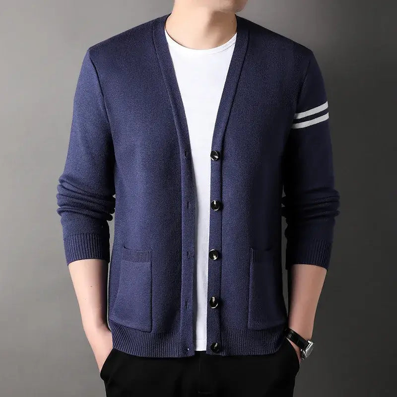 Cardigan Masculino Gola V Romenzi RZ645 em detalhe, peça sofisticada e resistente, com design em gola V que garante estilo moderno e versátil.