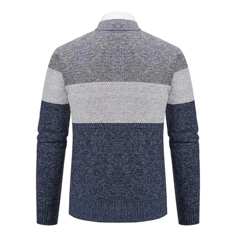 Cardigan Masculino Logan Romenzi RZ646 em detalhe, peça sofisticada em lã fina e poliéster, versátil e elegante para ocasiões casuais ou profissionais.