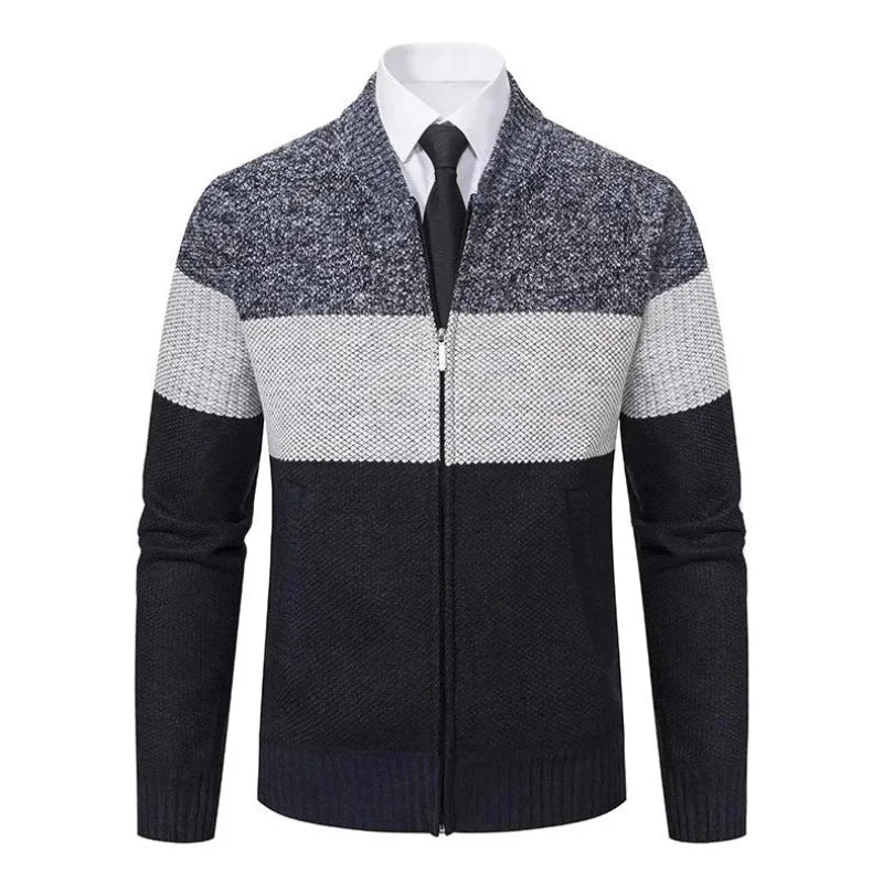 Cardigan Masculino Logan Romenzi RZ646 em detalhe, peça sofisticada em lã fina e poliéster, versátil e elegante para ocasiões casuais ou profissionais.