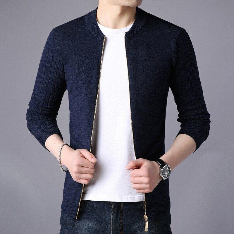 Cardigan Masculino Noir Romenzi RZ648 em detalhe, peça premium em lã de alta qualidade, com corte slim fit elegante para looks casuais ou formais.