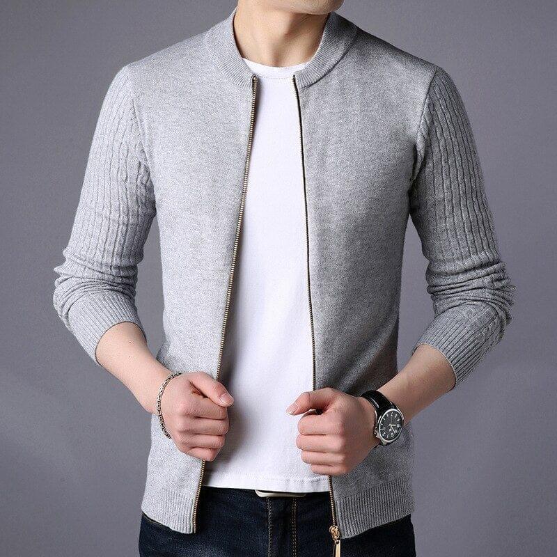 Cardigan Masculino Noir Romenzi RZ648 em detalhe, peça premium em lã de alta qualidade, com corte slim fit elegante para looks casuais ou formais.