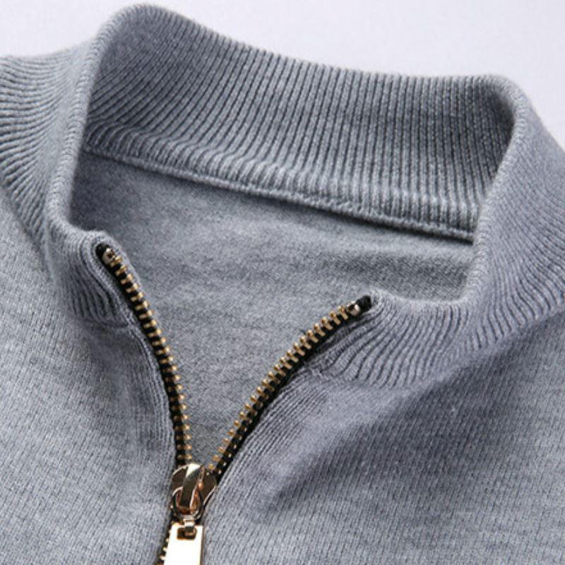 Cardigan Masculino Noir Romenzi RZ648 em detalhe, peça premium em lã de alta qualidade, com corte slim fit elegante para looks casuais ou formais.