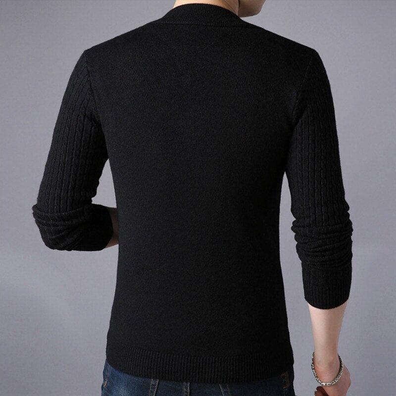 Cardigan Masculino Noir Romenzi RZ648 em detalhe, peça premium em lã de alta qualidade, com corte slim fit elegante para looks casuais ou formais.