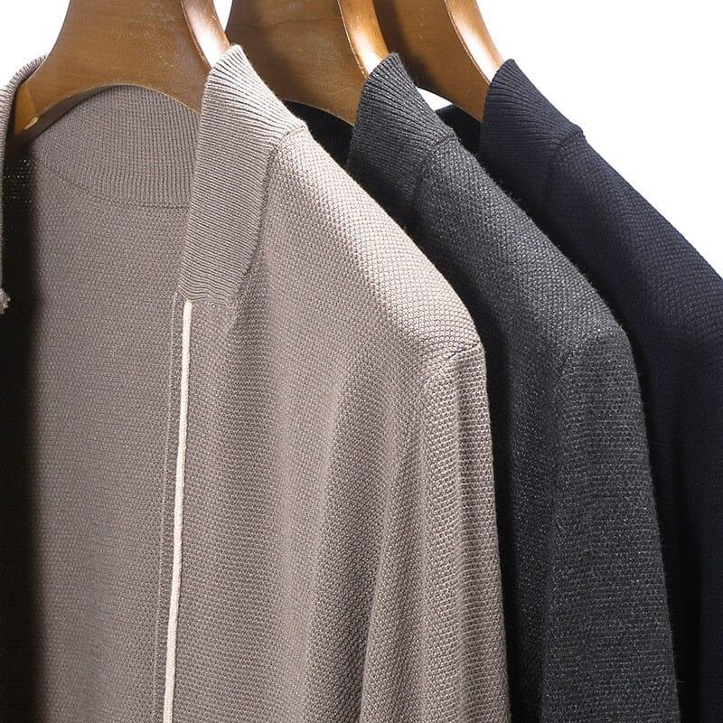 Cardigan Masculino Slim Romenzi RZ650 em detalhe, peça elegante em lã e poliéster premium, com design slim que garante estilo moderno e sofisticado.