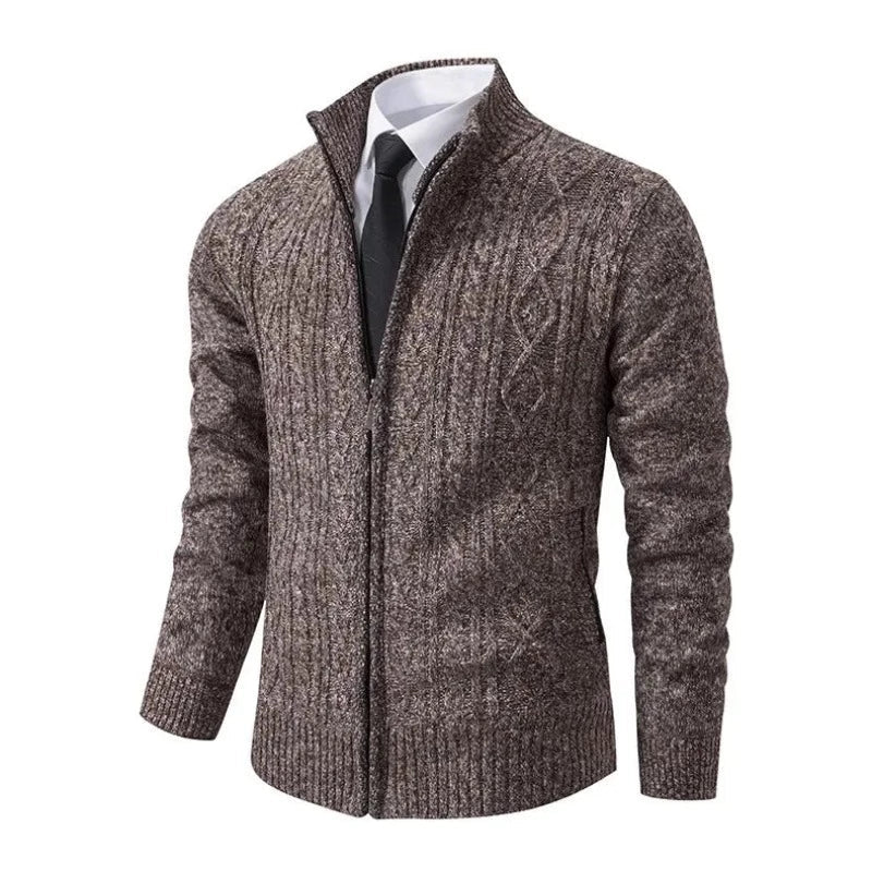 Cardigan Masculino Social Romenzi RZ651 em detalhe, peça premium em poliéster com gola alta, versátil e sofisticada para ocasiões profissionais ou casuais.
