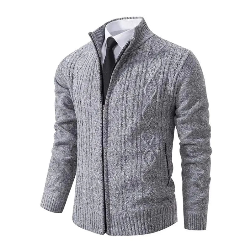 Cardigan Masculino Social Romenzi RZ651 em detalhe, peça premium em poliéster com gola alta, versátil e sofisticada para ocasiões profissionais ou casuais.