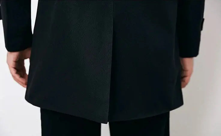 Casaco Longo Masculino Romenzi RZ133 com design clássico, tecido premium leve e macio, e decote polo, ideal para estilo e conforto em todas as ocasiões.
