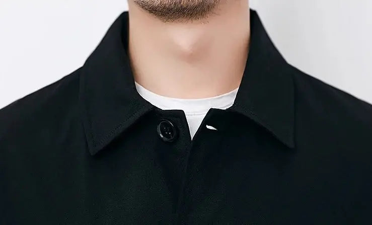 Casaco Longo Masculino Romenzi RZ133 com design clássico, tecido premium leve e macio, e decote polo, ideal para estilo e conforto em todas as ocasiões.