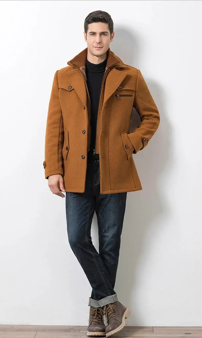 Casaco Masculino Grife Romenzi RZ132 inspirado no clássico britânico, confeccionado em algodão e lã premium, resistente, confortável e com design atemporal.