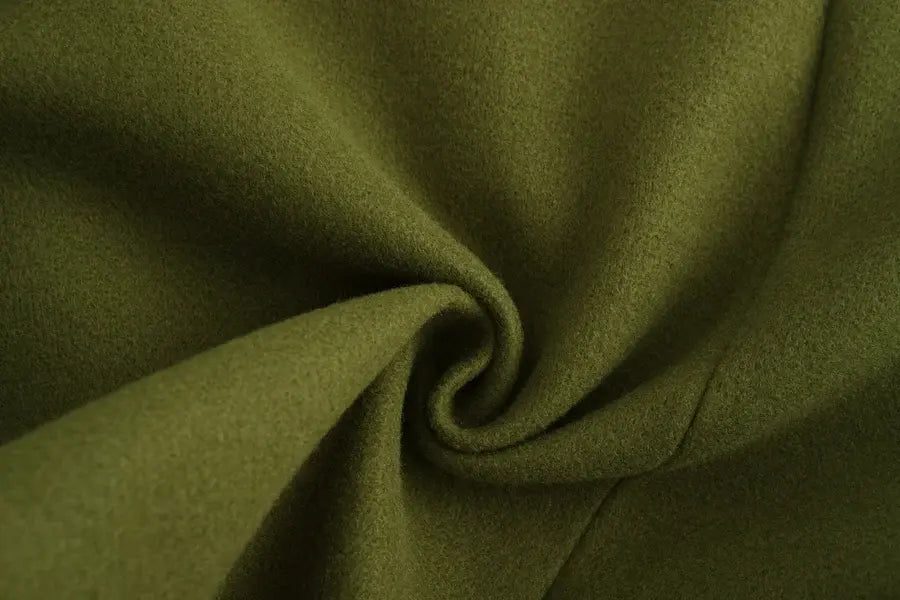 Casaco Transpassado Masculino Romenzi RZ144 em tecido leve e resistente, com design clássico e moderno, perfeito para ocasiões formais.