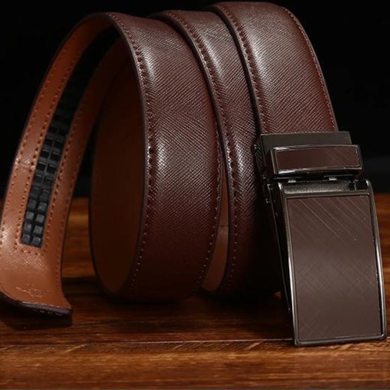 Cinto Masculino de Couro Romenzi Class RZ471 com acabamento sofisticado, ideal para compor visuais formais ou casuais com elegância e distinção.
