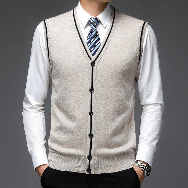 Colete Masculino de Lã com Botões Romenzi RZ655 em detalhe, peça elegante e resistente em lã premium, ideal para looks casuais ou formais sofisticados.