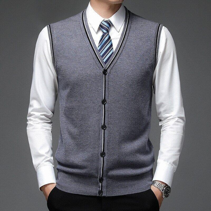 Colete Masculino de Lã com Botões Romenzi RZ655 em detalhe, peça elegante e resistente em lã premium, ideal para looks casuais ou formais sofisticados.