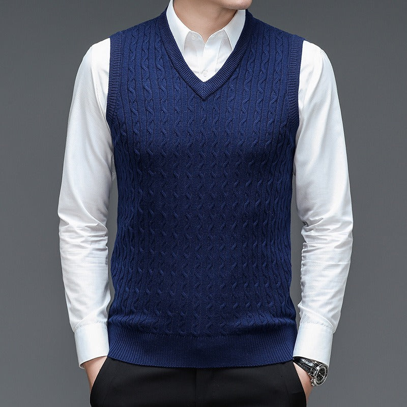 Colete Masculino de Suéter em Lã Romenzi RZ656 em detalhe, peça elegante e aconchegante em lã premium, ideal para looks casuais ou passeios ao ar livre.
