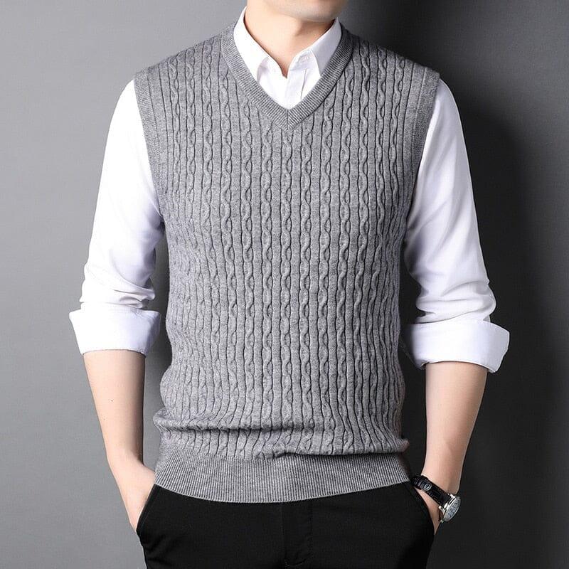 Colete Masculino de Suéter em Lã Romenzi RZ656 em detalhe, peça elegante e aconchegante em lã premium, ideal para looks casuais ou passeios ao ar livre.