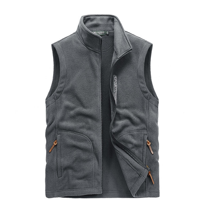 Colete Masculino em Lã Vergast Romenzi RZ657 em detalhe, peça sofisticada em lã premium, ideal para aquecer e compor visuais masculinos elegantes no frio.