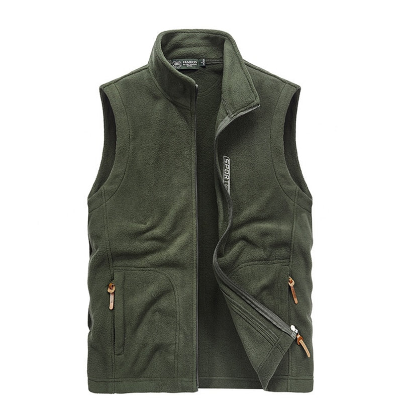 Colete Masculino em Lã Vergast Romenzi RZ657 em detalhe, peça sofisticada em lã premium, ideal para aquecer e compor visuais masculinos elegantes no frio.