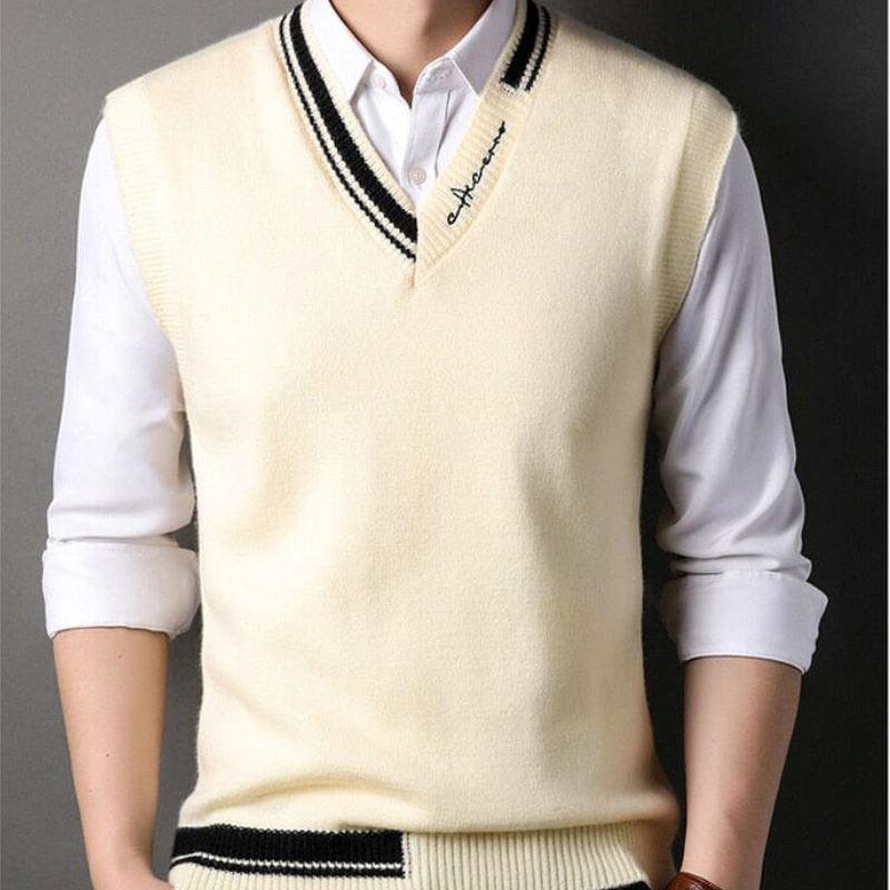Colete Masculino em Lã Vintage Romenzi RZ658 em detalhe, peça elegante e resistente em lã premium, com design retrô que adiciona charme autêntico ao visual.