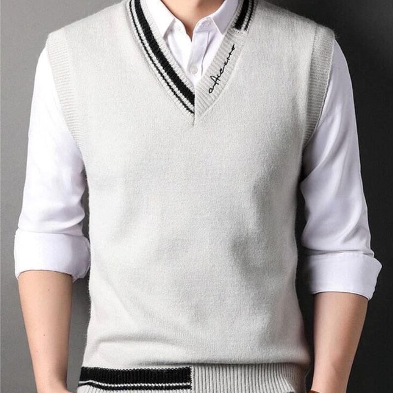 Colete Masculino em Lã Vintage Romenzi RZ658 em detalhe, peça elegante e resistente em lã premium, com design retrô que adiciona charme autêntico ao visual.