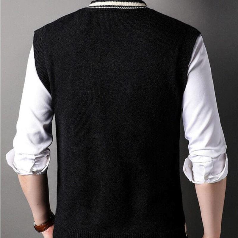 Colete Masculino em Lã Vintage Romenzi RZ658 em detalhe, peça elegante e resistente em lã premium, com design retrô que adiciona charme autêntico ao visual.