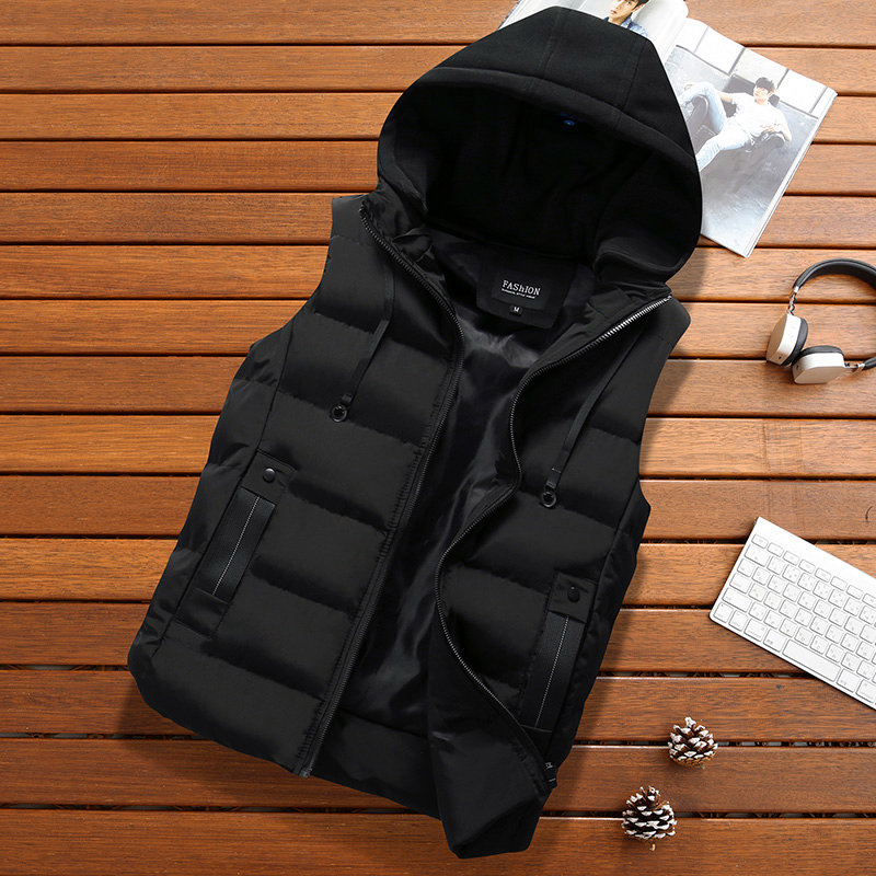 Colete Masculino Puffer Com Capuz Romenzi RZ659 em detalhe, peça acolchoada resistente e sofisticada, ideal para aquecer e compor visuais de inverno.