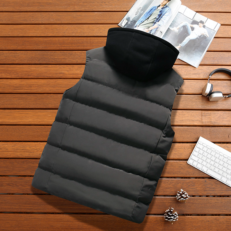 Colete Masculino Puffer Com Capuz Romenzi RZ659 em detalhe, peça acolchoada resistente e sofisticada, ideal para aquecer e compor visuais de inverno.