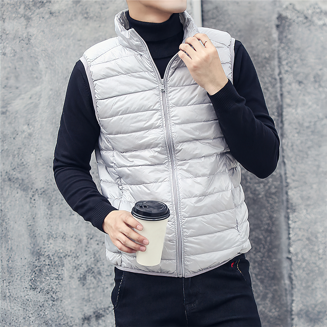 Colete Masculino Puffer Vergara Romenzi RZ671 em detalhe, peça acolchoada sofisticada e resistente, ideal para aquecer com estilo em ocasiões casuais ou formais.