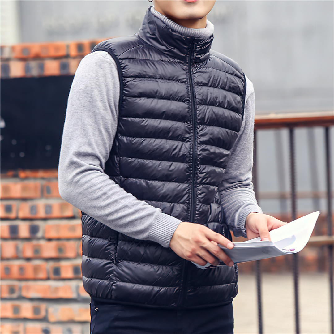 Colete Masculino Puffer Vergara Romenzi RZ671 em detalhe, peça acolchoada sofisticada e resistente, ideal para aquecer com estilo em ocasiões casuais ou formais.