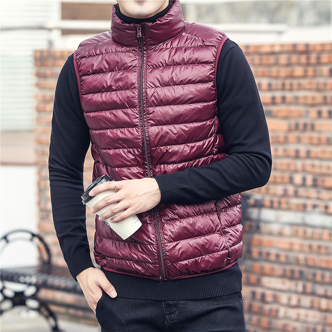 Colete Masculino Puffer Vergara Romenzi RZ671 em detalhe, peça acolchoada sofisticada e resistente, ideal para aquecer com estilo em ocasiões casuais ou formais.