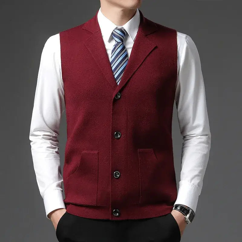 Colete Masculino Social Classic Romenzi RZ660 em detalhe, peça social sofisticada e resistente, ideal para compor visuais masculinos elegantes e formais.