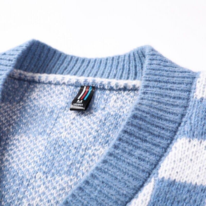 Colete Masculino Tricot Carlsen Romenzi RZ664 em detalhe, peça em tricot de alta qualidade com estampa xadrez, versátil e elegante para o dia a dia.