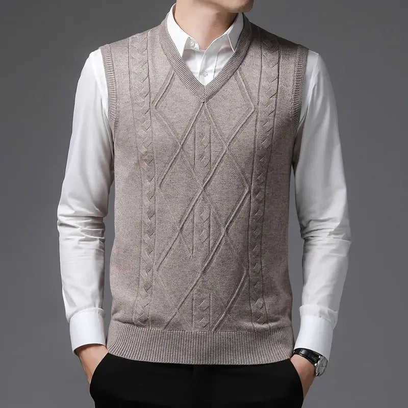 Colete Masculino Tricot Versa Romenzi RZ667 em detalhe, peça sofisticada em tricot de alta qualidade, versátil e elegante para looks casuais ou sociais.