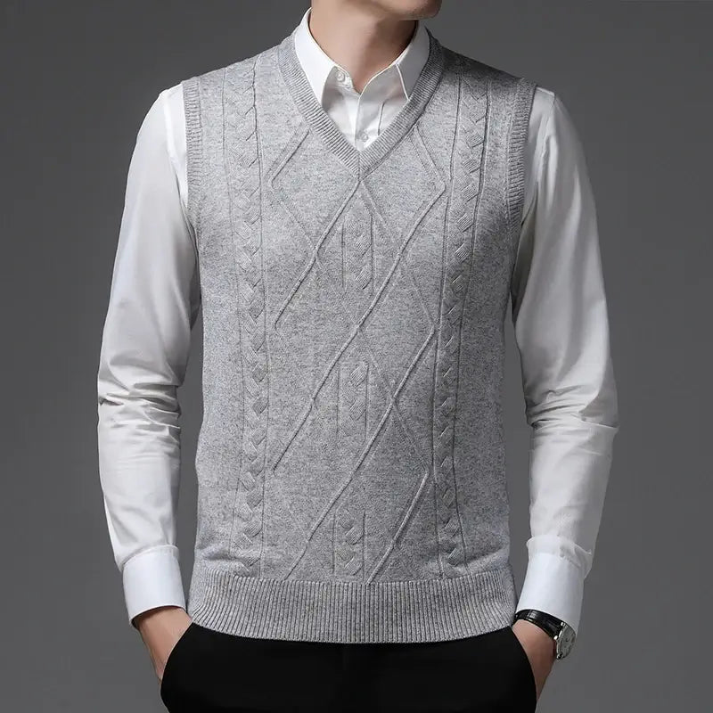 Colete Masculino Tricot Versa Romenzi RZ667 em detalhe, peça sofisticada em tricot de alta qualidade, versátil e elegante para looks casuais ou sociais.