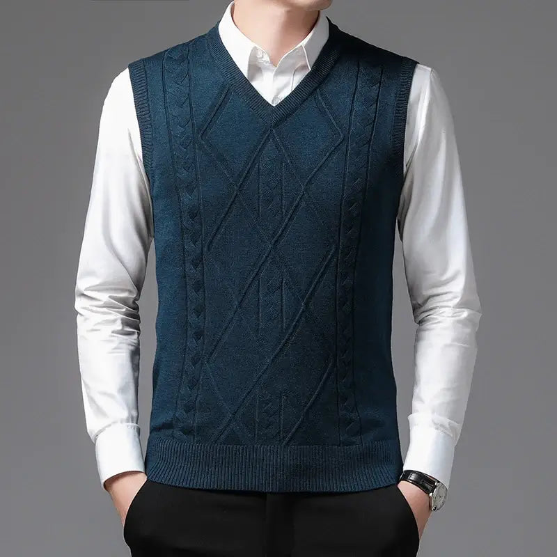 Colete Masculino Tricot Versa Romenzi RZ667 em detalhe, peça sofisticada em tricot de alta qualidade, versátil e elegante para looks casuais ou sociais.