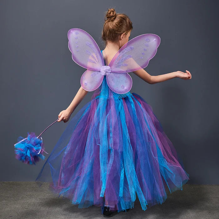 Fantasia Infantil Borboleta Azul Encantada com vestido, varinha de tule e asas, feita em elastano, tule, nylon e voil, ideal para festas e brincadeiras.