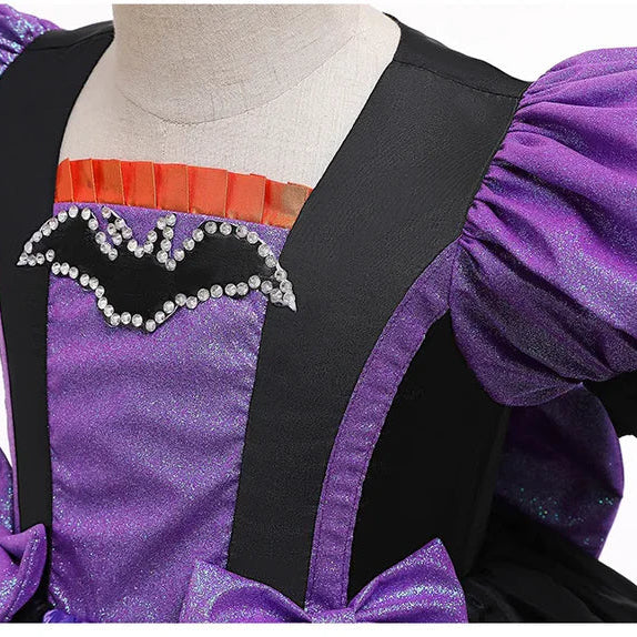 Fantasia Infantil Bruxa Abracadabra Halloween com vestido, vassoura, meia-calça, arquinho e bolsinha, perfeita para festas infantis e brincadeiras.