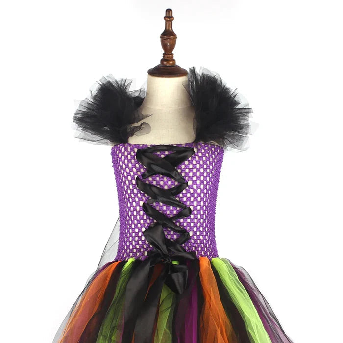Fantasia Infantil Bruxinha Colorida com vestido e chapéu, feita em tule, voil e nylon, ideal para festas infantis, Halloween e brincadeiras mágicas.