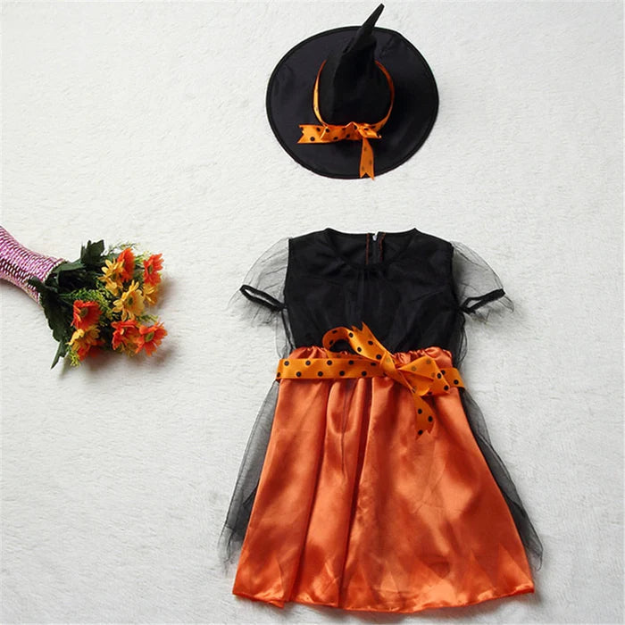 Fantasia Infantil Bruxinha Halloween com vestido, meia-calça e chapéu, feita em poliéster, voil, malha, algodão e nylon, ideal para festas e diversão.