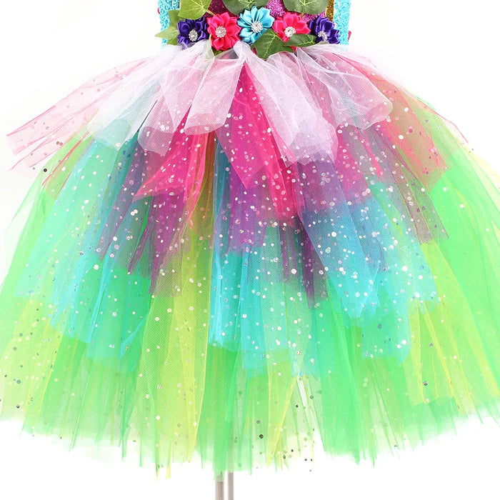 Fantasia Infantil Fada Arco-Íris com vestido, asas e acessório de cabelo, ideal para festas e brincadeiras mágicas com conforto e estilo.