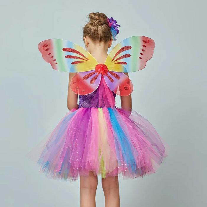 Fantasia Infantil Fada Encantada das Cores com vestido, asas, varinha, acessório de cabelo e bolsinha, ideal para festas e brincadeiras mágicas.