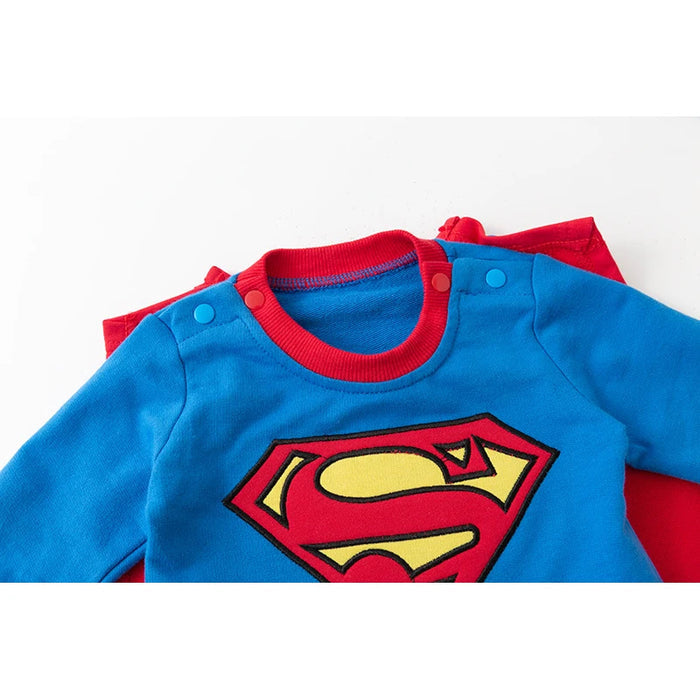 Fantasia Infantil Herói Azul e Vermelho com Capa feita em algodão, ideal para festas infantis e brincadeiras cheias de imaginação e aventura.