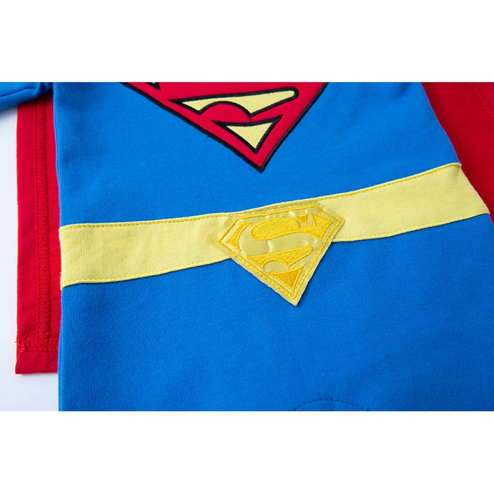Fantasia Infantil Herói Azul e Vermelho com Capa feita em algodão, ideal para festas infantis e brincadeiras cheias de imaginação e aventura.