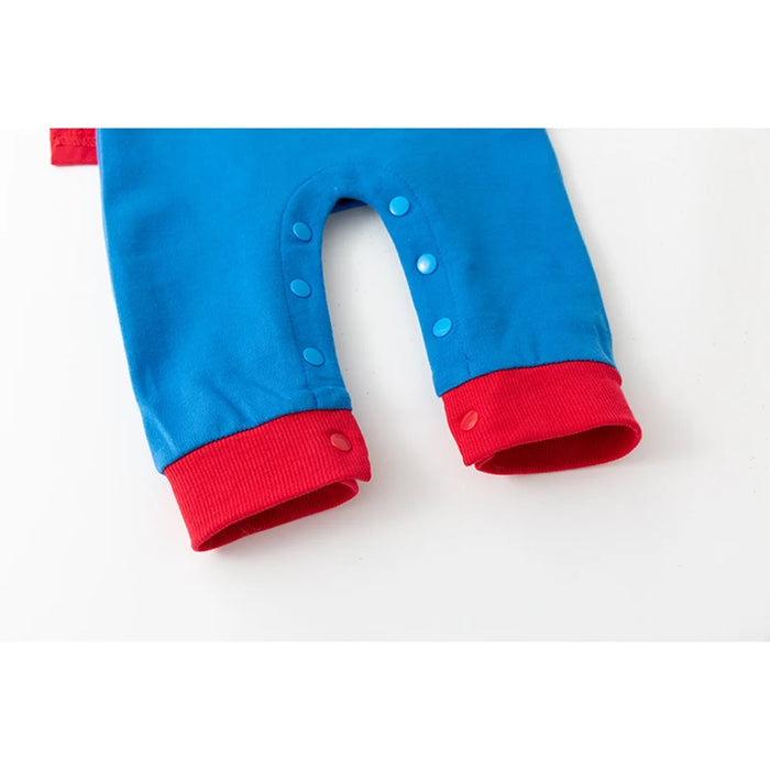 Fantasia Infantil Herói Azul e Vermelho com Capa feita em algodão, ideal para festas infantis e brincadeiras cheias de imaginação e aventura.