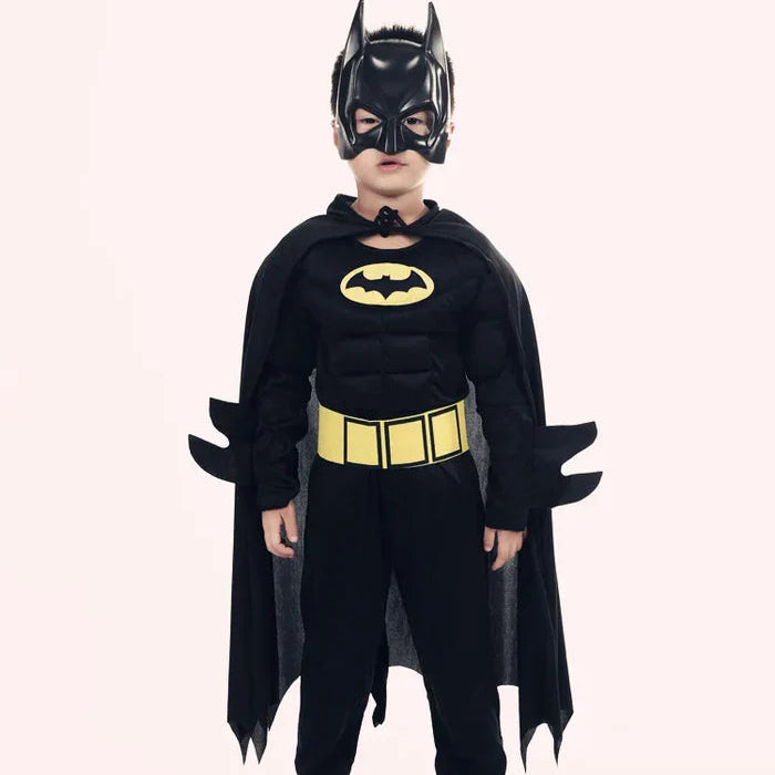 Fantasia Infantil Herói Morcego Preto com roupa, capa e máscara, feita em poliéster, ideal para festas infantis e brincadeiras cheias de ação.