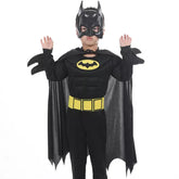Fantasia Infantil Herói Morcego Preto com roupa, capa e máscara, feita em poliéster, ideal para festas infantis e brincadeiras cheias de ação.